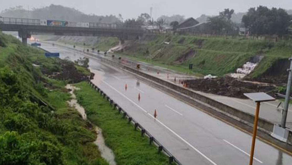 Jalan Tol Pandaan Malang Longsor Karena Hujan Deras
